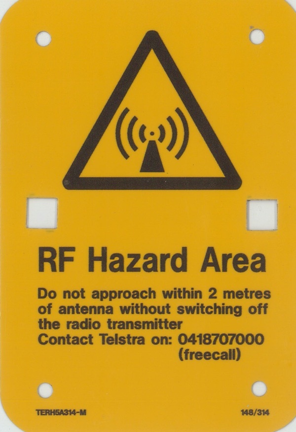 RF Hazard Area 2M 100x145 Metal